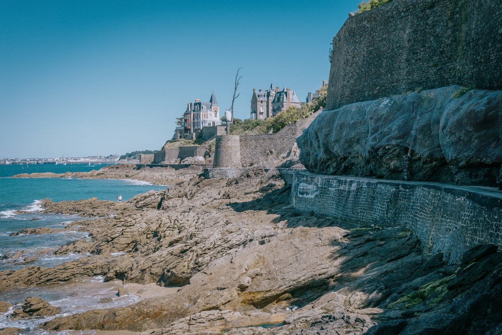 Le bord de mer rocheux de Dinard