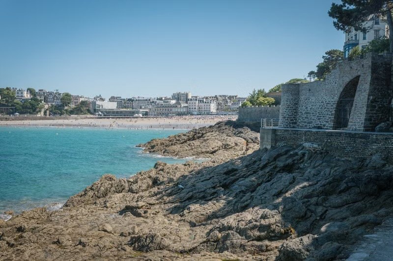 La plage de l'Écluse à Dinard un jour d'été