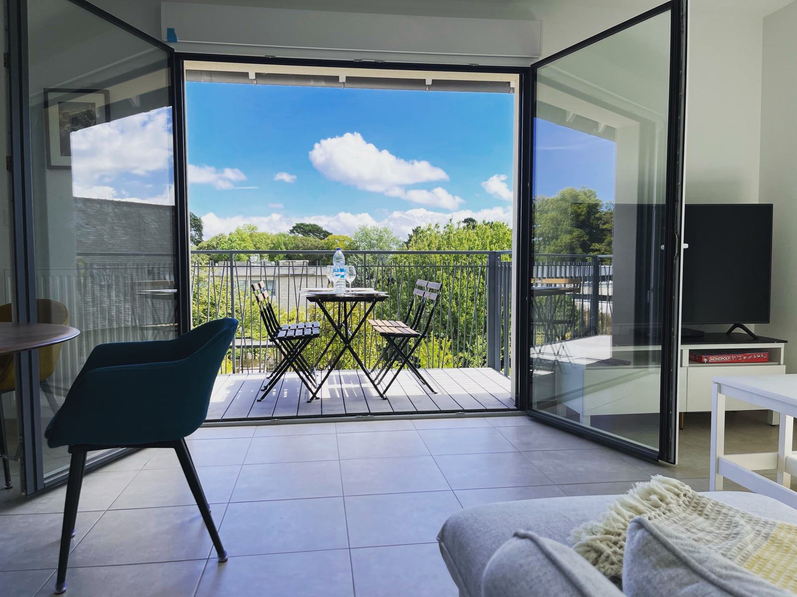Living room opening onto the balcony and gardens